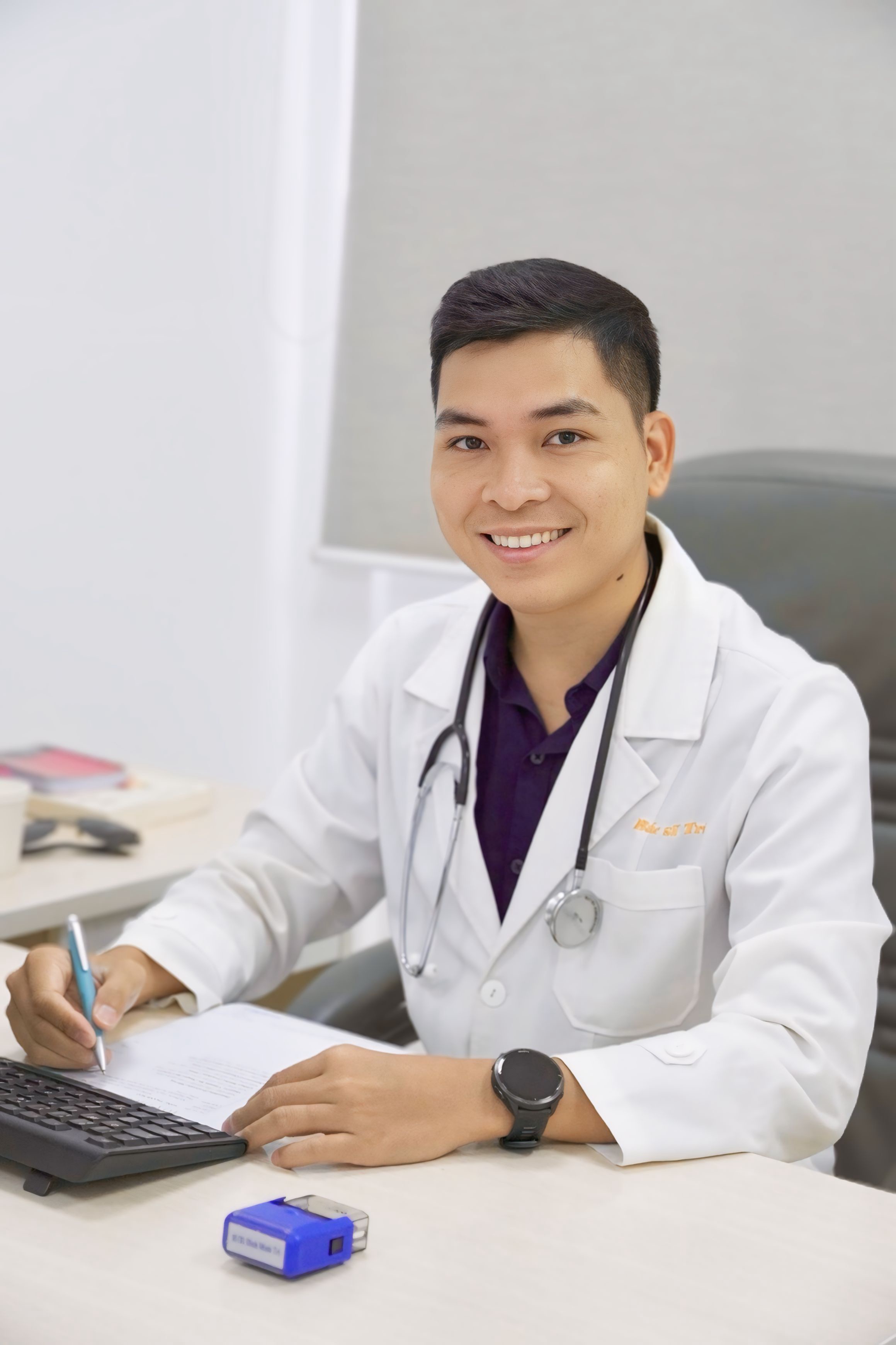 Bác Sĩ Trí khám bệnh tại phòng khám